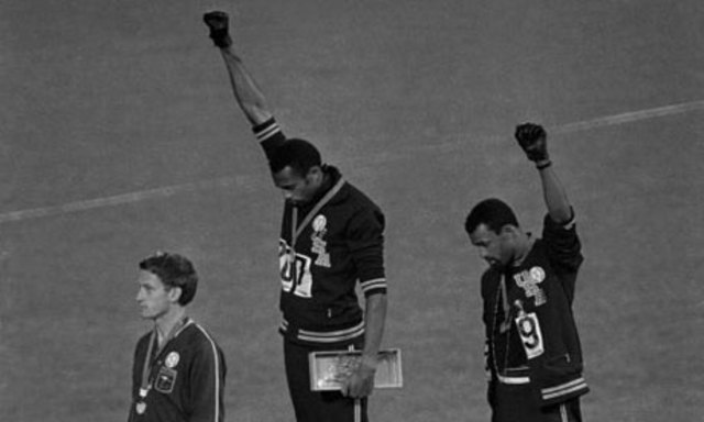 Tommie Smith y John Carlos, puño en alto.