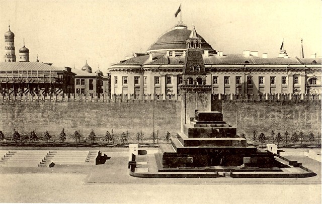 Lenin is shipped to Russia by Germans