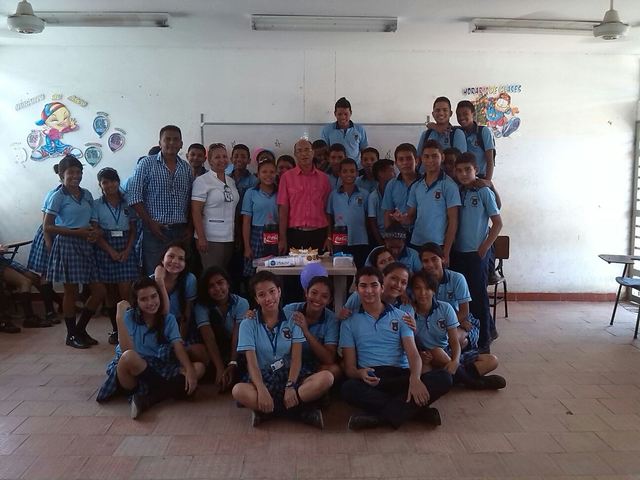 CELEBRANDO EL CUMPLEAÑOS DE MI DIRECTOR DE GRUPO