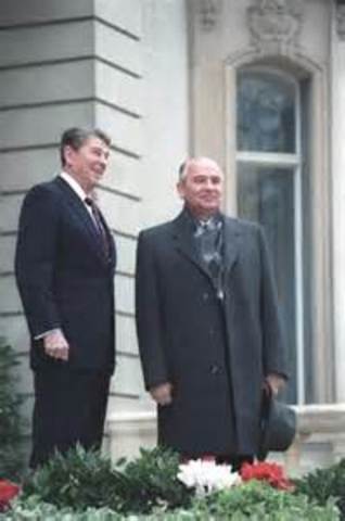 Mikhail Gorbachev and President Reagan meet