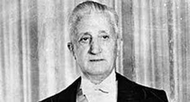 Arturo Illia asume como Presidente de la Nación Argentina