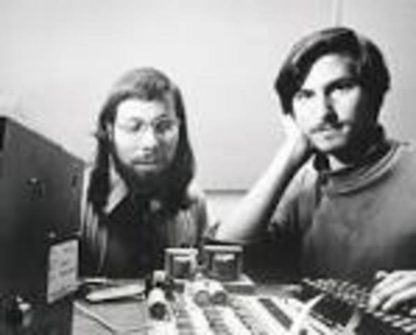 Steve Jobs e Steve Wozniak fondano la Apple