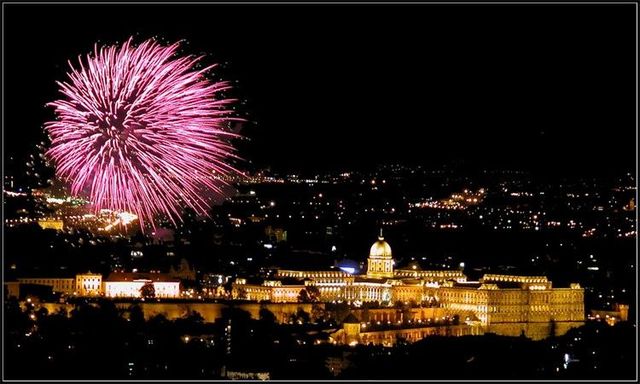 Tom waits for Lucy in front of the same statue