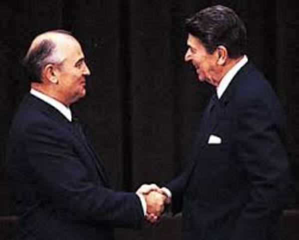 Colapso de la Union Soviética puso fin a la  Guerra Fria