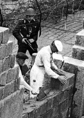 Se construye el Muro de Berlin
