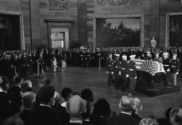 En Dallas, John F. Kennedy mort asesinat.