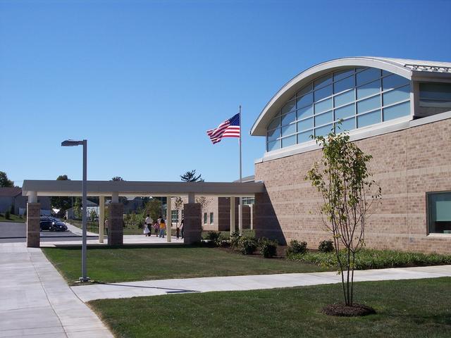 Hace nueve años que yo comencé mi primer día de escuela. Mi maestra se llamó Sra. Barcio cuando estaba en el jardín de la infancia.