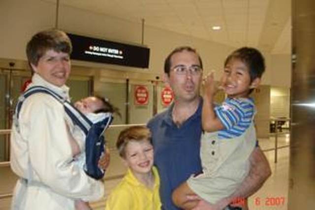 Hace cuándo yo tengo siete años mi hermana que llegó de Corea del Sur. Él es mucho pequeño esto, pero él es muy alto ahora