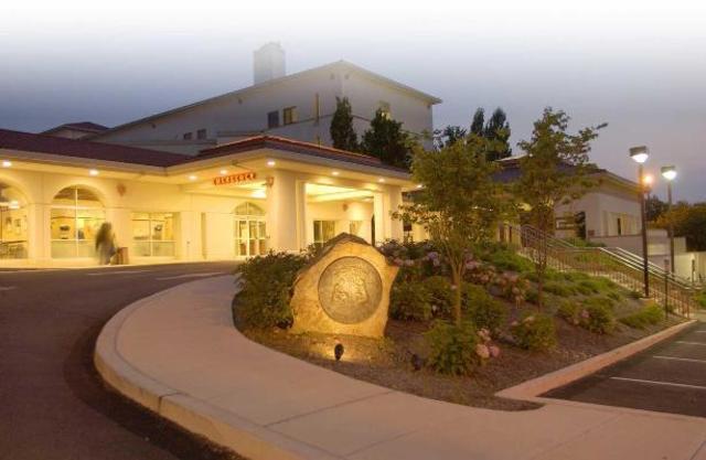 Hace quince años que yo nací en el Hospital del Condado de Chester. Yo nací en 12:23 en la mañana.