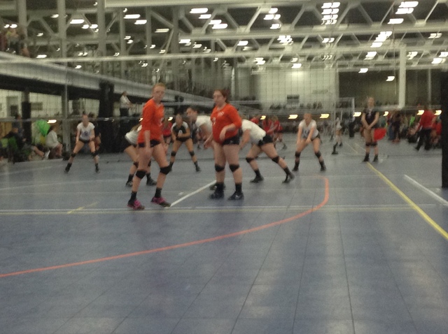 Hace cuatro años que empecé a jugar al voliebol.  Empecé a jugar para mi iglesia y estaba el setter.