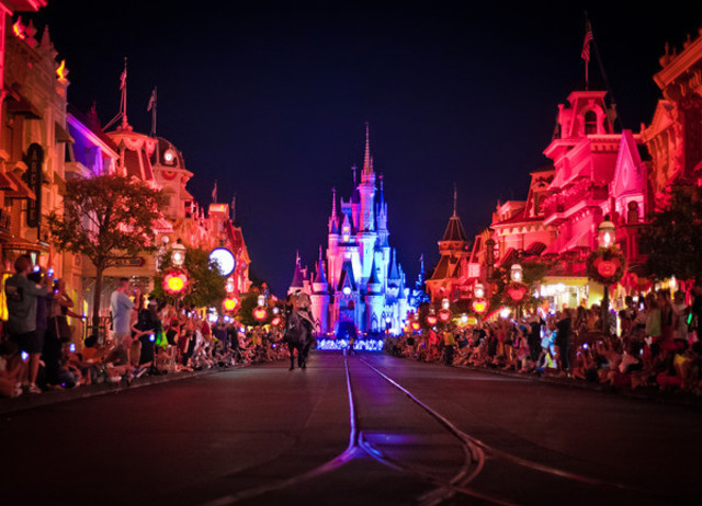 Hace nueve anos mi familia y yo fuímos al Florida a Disney World. Estábamos allí durante Halloween y vio el desfile de Halloween.