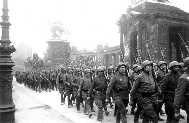 Soviet army marches into Berlin