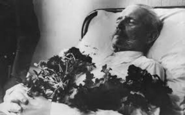 President Hindeberg dies. Hittler takes power.