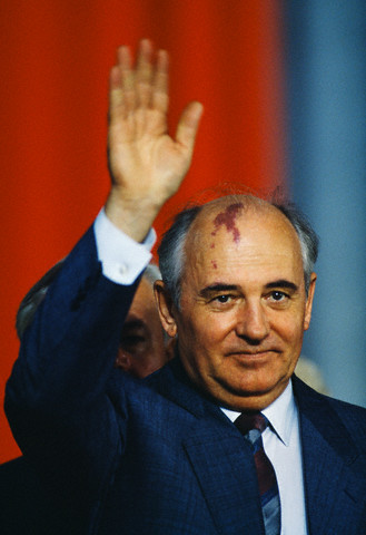 Gorbachev resigns
