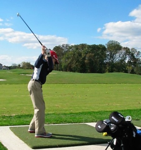 Hace 4 años que aprendí a jugar el golf.