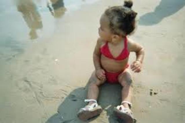 Bebé Murielle primer día en la playa