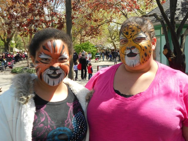Hace tres años que Mi familia y yo fuímos al Pilidelphia Zoo. Mi hermana una tengo nuestras caras pintadas.