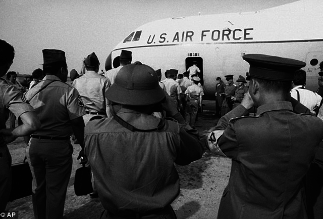 Last American troops leave Vietnam