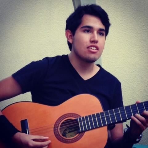 Comienzo a aprender a tocar guitarra.