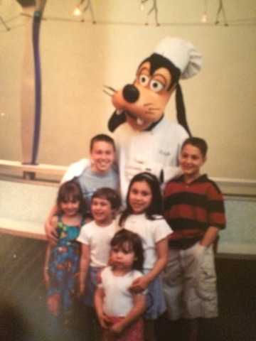 Hace doce años que yo fui a disney,  Yo fui a Disney con mi familia.