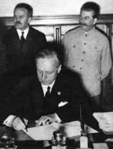 Nazis sign a Pact with the Soviets