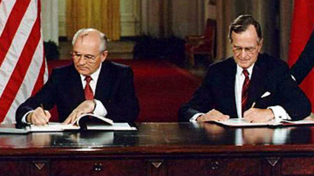 Russia & U.S. Sign Strategic Arms Reduction Treaty