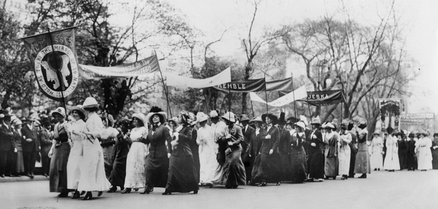 Pimer país en conceder el derecho al sufragismoa las muejes.