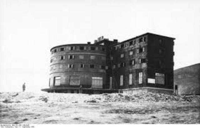 Mussolini goes to prison