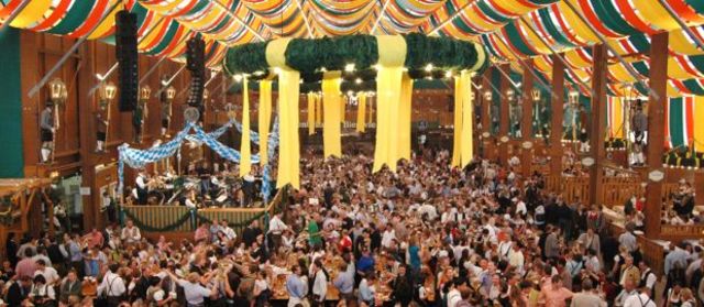 Müller hat ein Plan. Sie gehen zu Oktoberfest. Dann Müller wird unglaublich schlecht und schwindlig. Er gehen zu die Toilette.