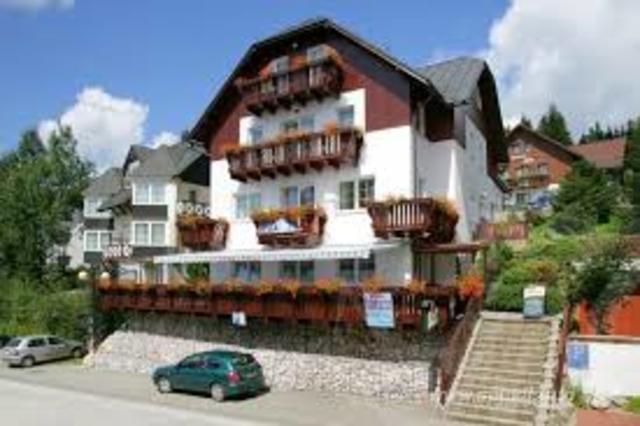 Felix buchte ein Zimmer in einer Pension namens Neue Heimat.