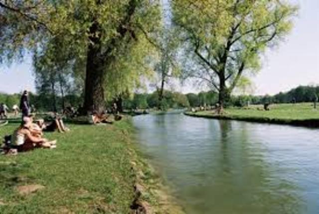 Felix wacht an der Isar mit kopfschmerzen und alle seine sachen gestohlen.