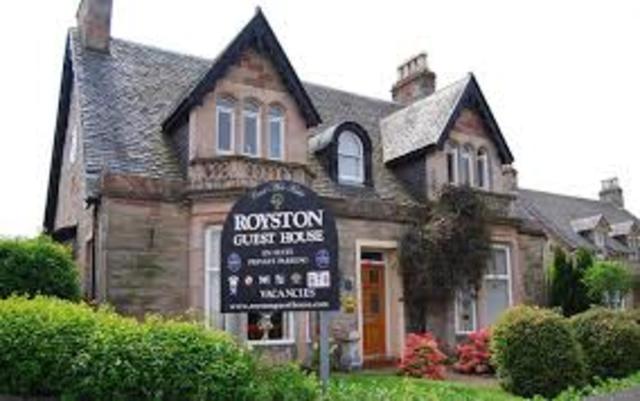 Felix buchte ein Zimmer.