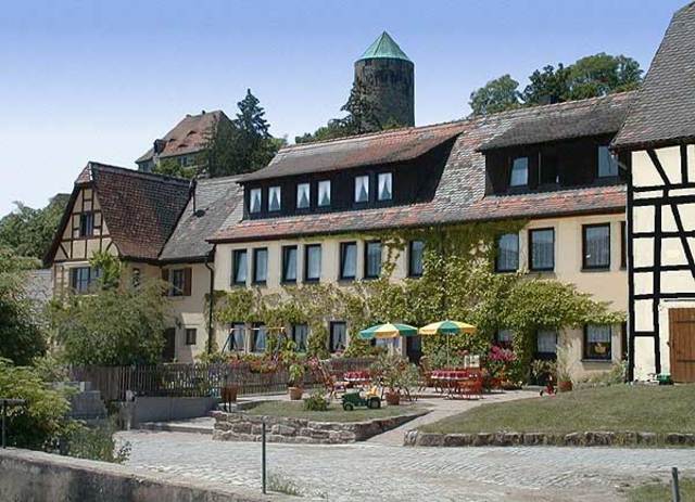 Felix die Touristikzentrum Munchen ruft. Er bucht ein Zimmer in der Pension heisst Neue Heimat.