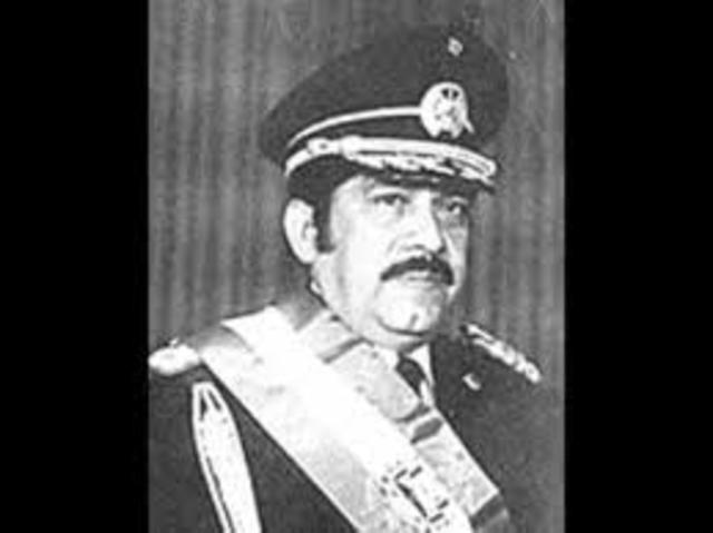 Asume a la presidencia Arturo Armando Molina