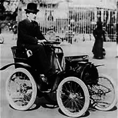 Louis Renault dirigindo um Renault Voiturette, 1903