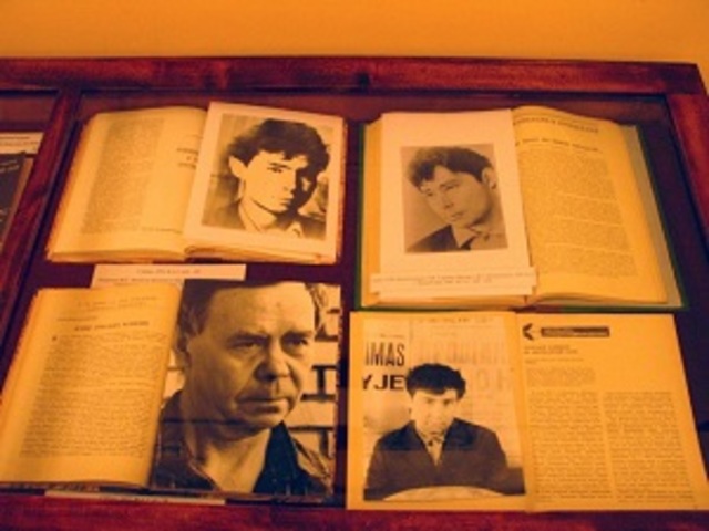 В газете активно печатает статьи, зарисовки, репортажи, критические корреспонденции о студенческой жизни, о деятельности пионерских дружин, о работе милиции, о жизни школы. Часто печатался под псевдонимом  Р. Валентинов, но чаще - под своим именем.