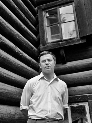 В. Г. Распутин - профессиональный литератор.  С 1967 года член Союза писателей СССР.