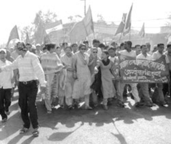 Gandhi suspended his campaign of civil disobedience.