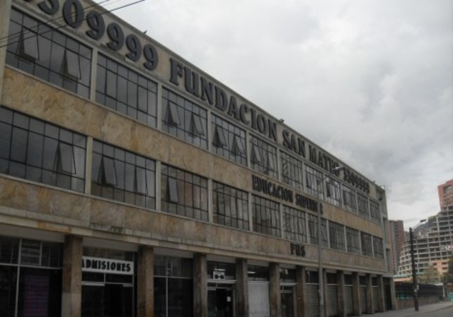 Ofrece oferta de programas tecnológicos y universitarios