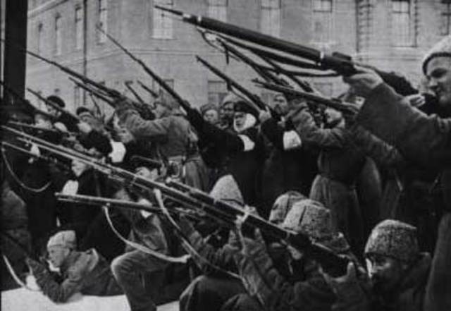 Carlo I tentou prender os lideres do Parlamento e com isso gerou uma guerra civil entre os nobres do rei e os defensores do Parlamento (cabeças redondas) liderados por Oliver Cromwell.