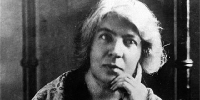 Grazia Deledda Wins The Nobel Prize in Literature