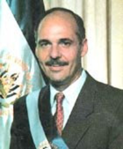 En 1989 ARENA obtiene el triunfo en las elecciones presidenciales y es electo presidente Alfredo Cristiani.