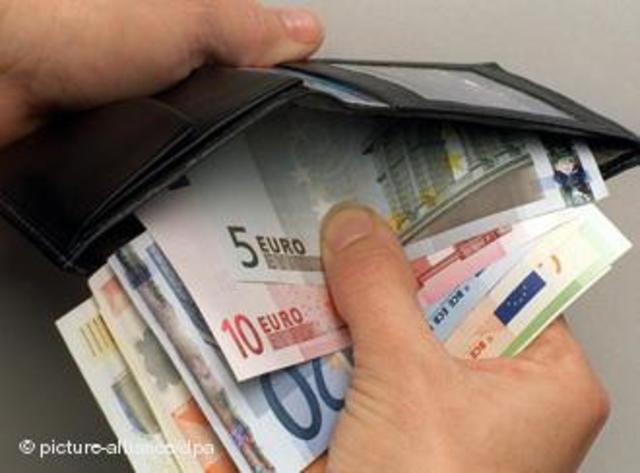 Die Polizei wacht Felix auf. Felix hat keine Uhr und Brieftasche.