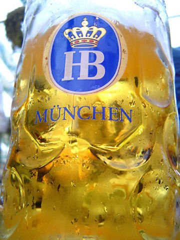 Felix geht zu Okotberfest. Er geht in dem HofBräu Zelt. Er bestellt ein Handl und Mass.