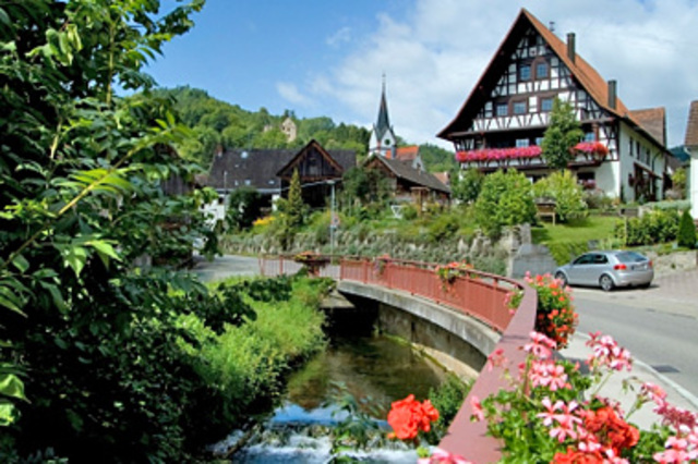 Müller ging zurück zum Pension. Felix Müller und machte einen Plan.