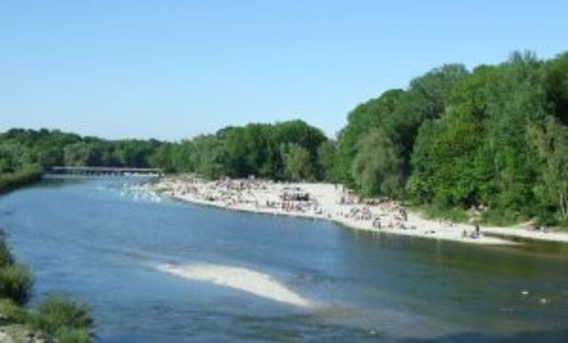 Felix wacht am Isar auf. Er hat keine Geld, Uhr, Brieftasche, oder Papiere. Er wacht mit einen Kopfschmerzen.