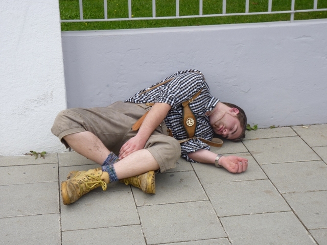 Felix hat ein Kopfschmerzen.