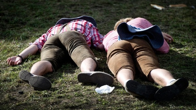 Felix wacht auf der Isar