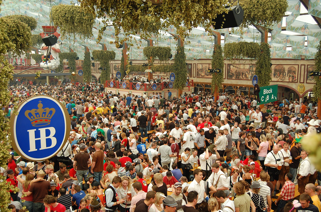 Felix geht in das Hofbrau-Zelt und trinken Bier.