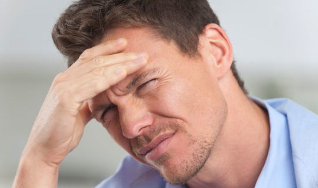 Felix wacht auf mit Furchterlichen Kopfschmerzen. Ein Polizist packt Felix am Arm.